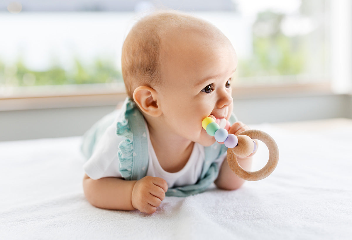 Hochet pour bébé : à quoi ça sert ? Comment le choisir ?