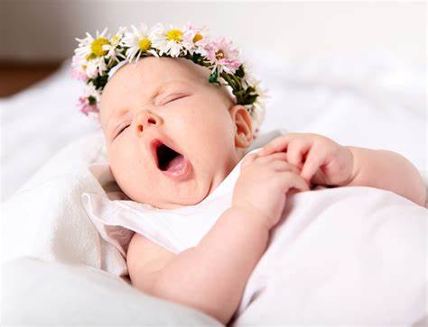 Comment faire dormir bébé sur le côté ?