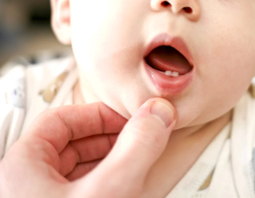 Bébé pleure à cause des dents : Que faire ?