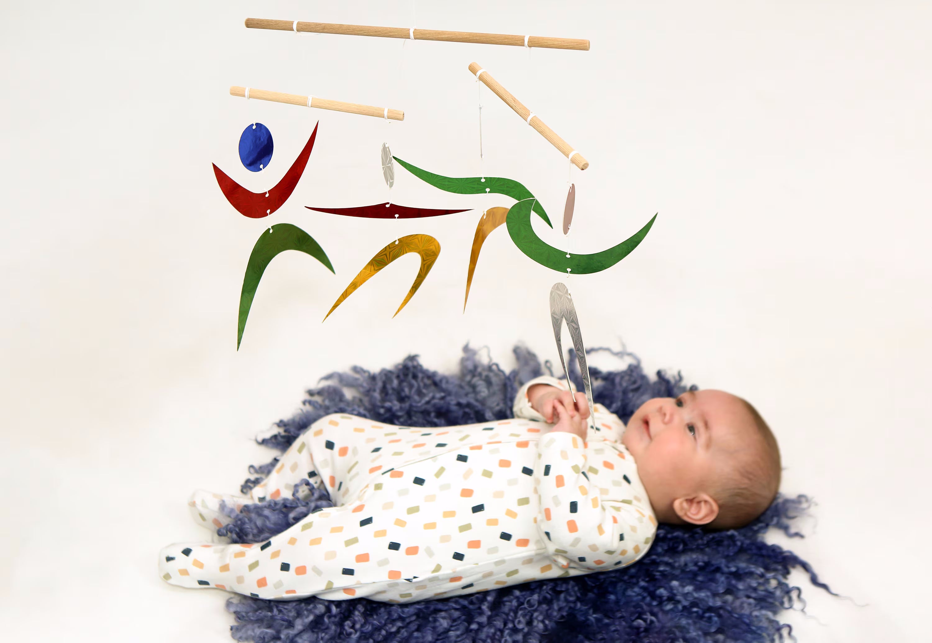 Bébé avec Mobile Montessori danseur